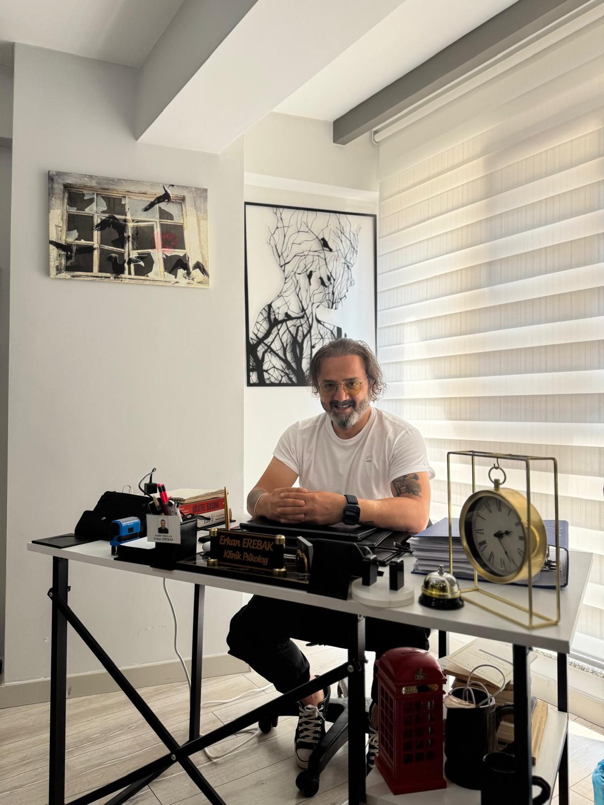 Uzman Klinik Psikolog Erkan Erebak ofisinde